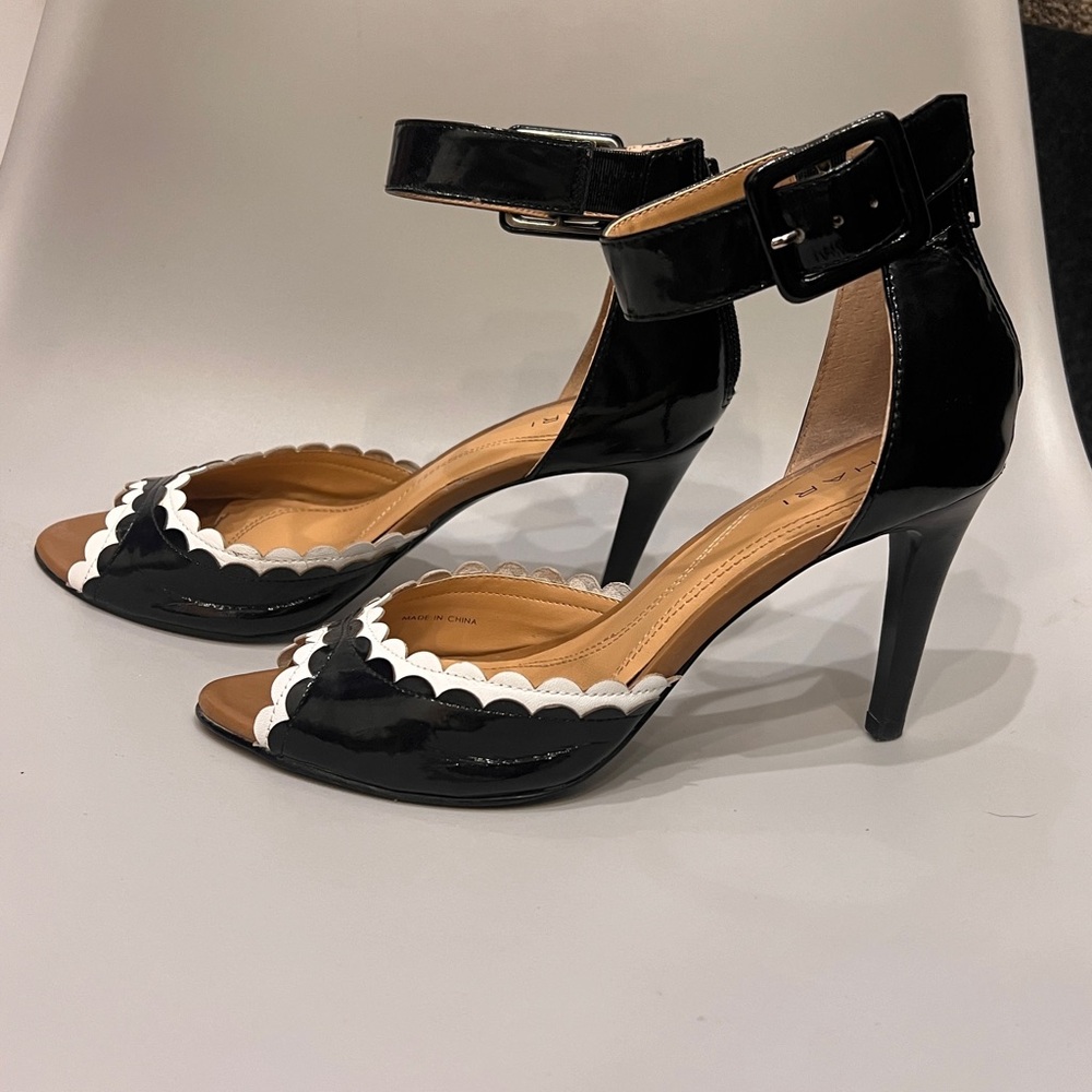 Adorable b&w scallop design Tahiti ankle strap patent leather sandals.